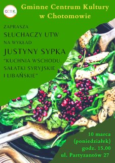 Powiększ obraz: Na zdjęciu sałatka z granatu,  mięsa, liści roszponki, drewniana łyżka, talerzyk przeznaczony do sałatki