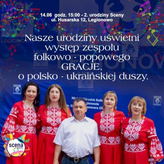 Powiększ obraz: Plakat zawierający informacje o wydarzeniu. Cztery kobiety i jeden mężczyzna stoją na scenie. W tle duży niebieski baner z napisem Miejski Ośrodek Kultury w Legionowie i logo MOK LEGIONOWO