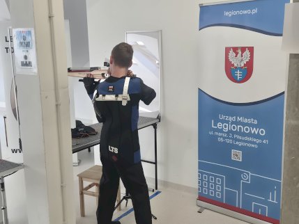 Powiększ obraz: fot. Legionowskie Towarzystwo Sportowe. Na zdjęciu osoba strzela do tarczy z broni pneumatycznej