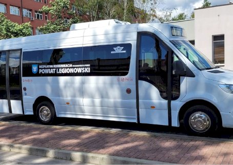 Autobus bezpłatnej powiatowej linii autobusowej nr 12P relacji Nieporęt Kładka - Legionowo Centrum Komunikacyjne