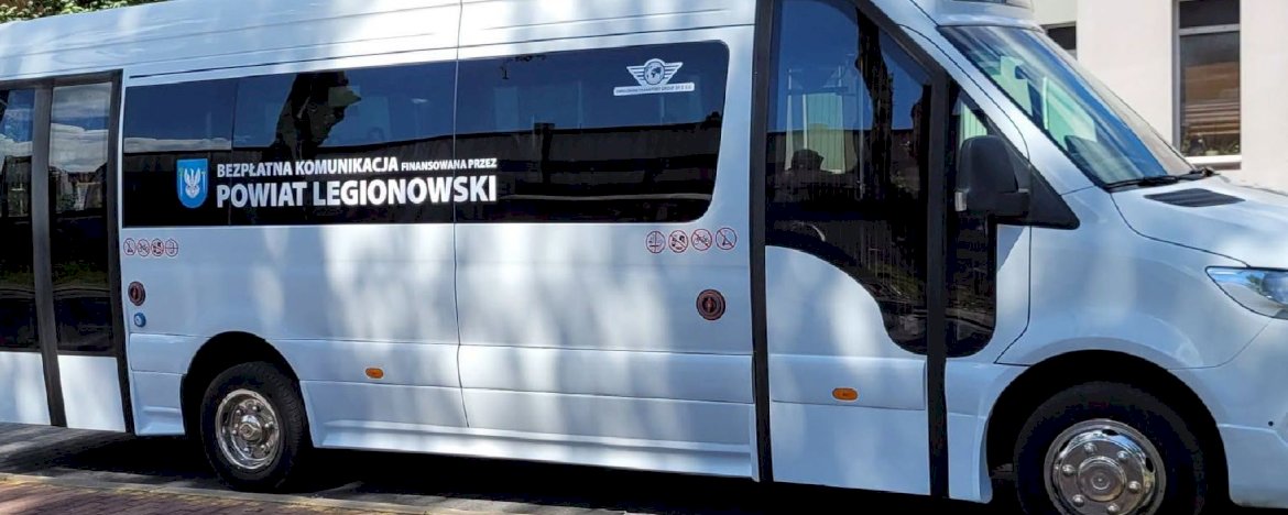 Autobus bezpłatnej powiatowej linii autobusowej nr 12P relacji Nieporęt Kładka - Legionowo Centrum Komunikacyjne