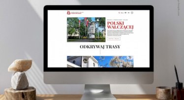 fot. freepik.com. Na zdjęciu ekran komputera, na nim Szlak Patriotyczny Polski Walczącej, pomnik w Jabłonnie oraz Pałac w Jabłonnie