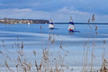 fot. Jacek Biegajski. Na zdjęciu ice - boardy pływające na zamarzniętym jeziorze
