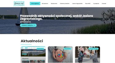 Na zdjęciu przewodnik aktywności społecznej wokół Jeziora Zegrzyńskiego, poniżej zakładki: aktualności, działamy lokalnie. Na górze zdjęcie żaglówek pływających na wodzie