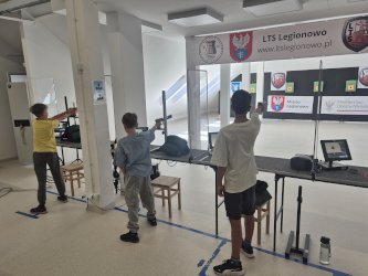 Powiększ obraz: fot. Legionowskie Towarzystwo Sportowe.  Na zdjęciu osoby strzelają do tarcz z broni pneumatycznej