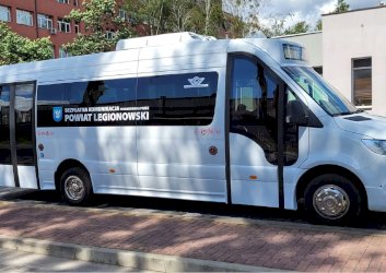 Autobus bezpłatnej powiatowej linii autobusowej nr 12P relacji Nieporęt Kładka - Legionowo Centrum Komunikacyjne