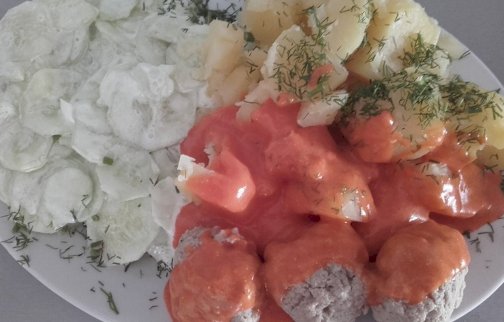 fot. facebook Catering Romanka, https://www.facebook.com/people/Catering-Romanka/100057607743055/. Na zdjęciu na talerzu pulpety z sosem, z ziemniakami i mizerią z ogórków zielonych w śmietanie