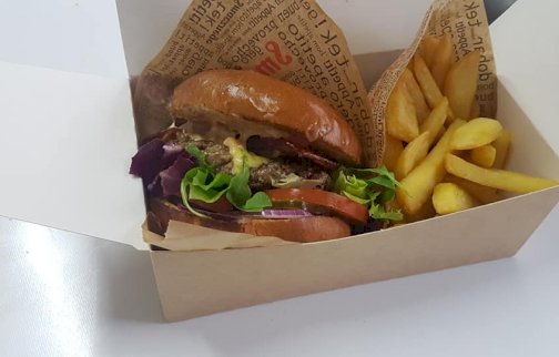 Powiększ obraz: fot. facebook Bistro u Miśków, https://www.facebook.com/profile.php?id=100063485915346. Na zdjęciu burger z frytkami w pudełku