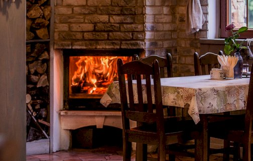 fot.zlotylin.pl. Na zdjęciu kominek, stolik z krzesełkami