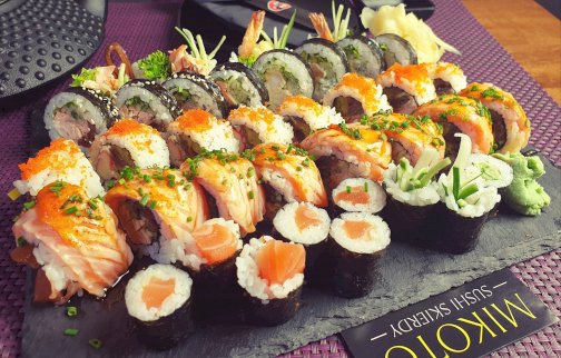 fot. facebook MIKOTO SUSHI, https://www.facebook.com/mikotosushi. Na zdjęciu sushi z rybą, łososiem i dodatkami