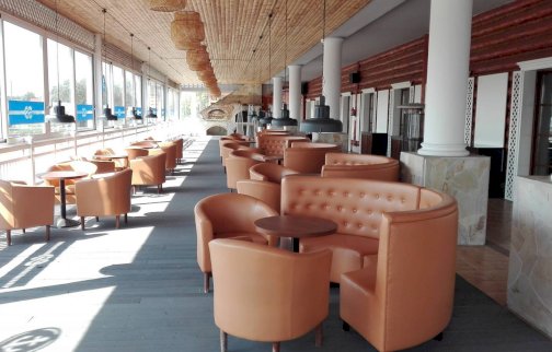 fot. www.restauracjaparasol.pl/restauracja/. Na zdjęciu taras, restauracja Parasol