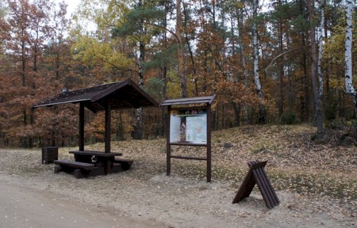 fot. facebook Wieliszewska Trasa Crossowa, www.facebook.com/WieliszewXC. Na zdjęciu wiata, pod nią drewniany stolik z ławkami, tablica informacyjna, z tyłu las