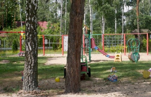 fot. sis.serock.pl. Na zdjęcia urządzenia zabawowe w Nowej Wsi (Gmina Serock), drzewa