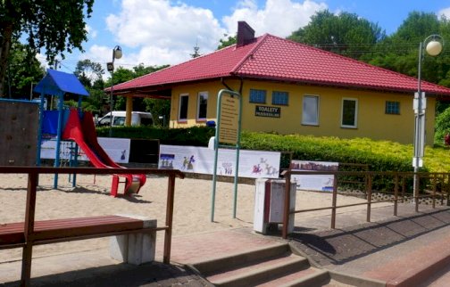 fot. www.sis.serock.pl. Na zdjęciu plac zabaw dla dzieci obok plaży miejskiej w Serocku, zjeżdżalnia, budynek na górze