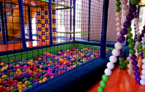 fot. https://hulanka.com.pl/. Na zdjęciu sala zabaw Hulanka w Wieliszewie, kolorowe kulki w basenie, dusze wiszące kulki