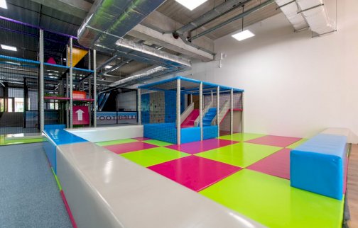 fot. salazabawpiccolo.pl. Na zdjęciu sala zabaw Piccolo w Legionowie, urządzenia zabawowe