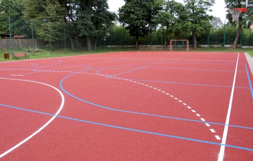 fot. www.jablonna.pl/kultura-i-sport/zawartosc/383/. Na zdjęciu boisko o sztucznej nawierzchni do gry w piłkę koszykową oraz nożną, kosz do rzucania piłki koszykowej