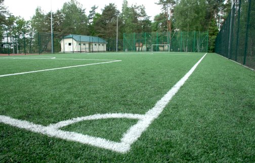 fot. www.nieporet.pl/sport-i-turystyka/obiekty-sportowe/#sportBoiska. Na zdjęciu boisko do gry w piłkę nożną