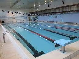 fot. kzb-legionowo.pl/plywalnia/krolowej-jadwigi/. Na zdjęciu basen z wyznaczonymi torami do pływania