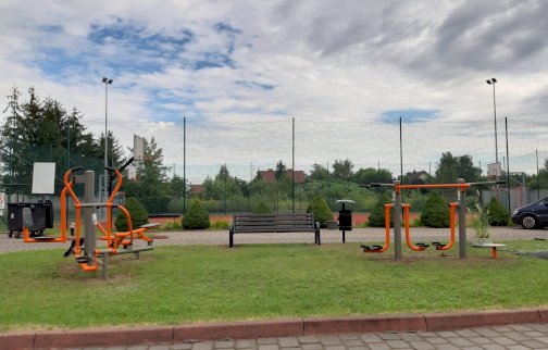 fot. www.nieporet.pl/spolecznosc-gminna/nowe-silownie-plenerowe/. Na zdjęciu siłownia plenerowa do ćwiczeń