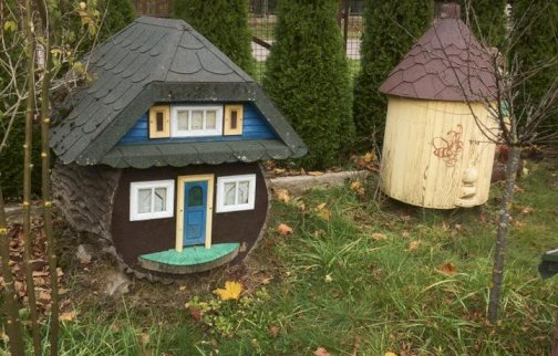 fot. www.wieliszew.pl/news/otwarcie-pasieki-w-komornicy. Na zdjęciu ule w kształcie domków