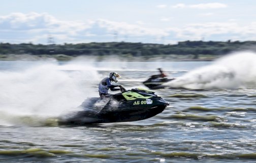 fot. www.cichawodanieporet.pl. Na zdjęciu osoby w kaskach jeżdżą na skuterach wodnych na wodzie