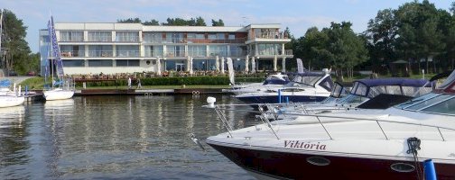 fot. www.marinadiana.pl. Na zdjęciu hotel Marina Diana w Białobrzegach, port dla łodzi motorowych i żaglowych