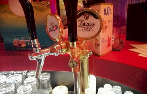 fot. facebook Pub "Na Dołku", https://www.facebook.com/NaDolkuPub/?locale=pl_PL. Na zdjęciu nalewaki do piwa Okocim, Zatecky , odwrócone kufle do piwa