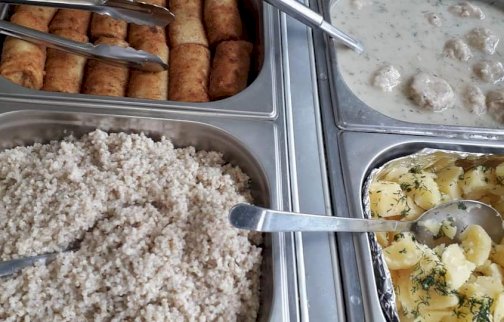 fot. facebook Ra BAR bar, www.facebook.com/cisrabarbar/. Na zdjęciu w bemarach kasza, ziemniaki, naleśniki,  mięso w specjalnie przygotowanym sosie