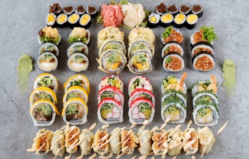 fot. facebook Asami Sushi Wieliszew, https://www.facebook.com/Asami-Sushi-Wieliszew-100289008754621. Na zdjęciu sushi różnych rodzajów z sosem, dodatkami w postaci warzyw