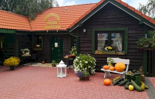 fot. buchnikowachata.pl/. Na zdjęciu drewniana retauracja Buchnikowa Chata, dynie, cukinie