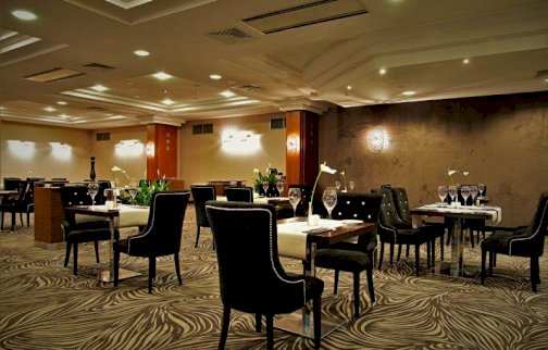 fot. www.warszawianka.pl/pl/galeria-zdjec/212-restauracje-galeria. Na zdjęciu restauracja Galeria, stoliki z krzesełkami