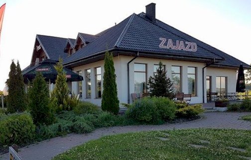 fot. facebook Zajazd Pauza, https://www.facebook.com/SebastianKorzeniak11/?ref=page_internal. Na zdjęciu widok na Zajazd, restaurację Pauzę z zewnątrz, napis na froncie Zajazd