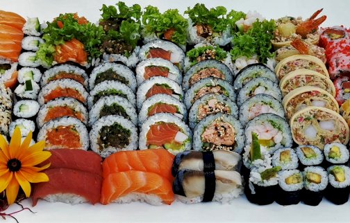 fot.  https://www.setsushi.pl. Na zdjęciu różne rodzaj sushi