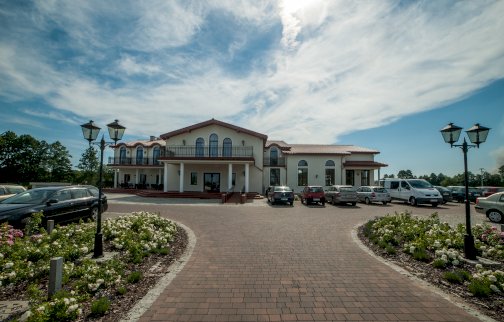 fot. www.rozany-dwor.pl, na zdjęciu Hotel i Restauracja "Różany Dwór", parking z samochodami