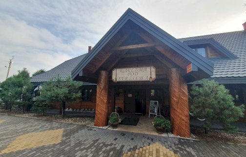 fot. www.podstrzecha.net.pl/.  Budynek Karczmy Pod Strzechą z zewnątrz