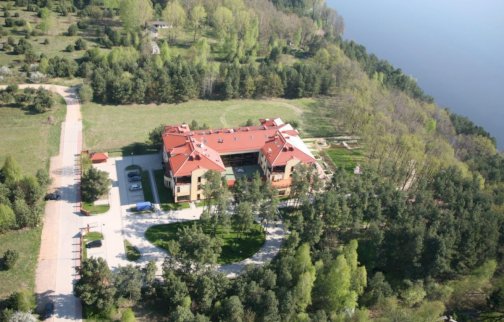 fot. www.hotelpantadeusz.pl. Na zdjęciu z lotu ptaka Hotel*** Pan Tadeusz, parking, lasy, rzeka Narew