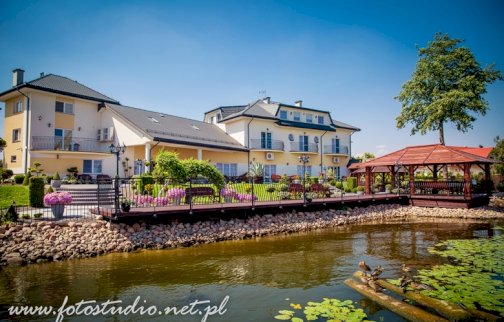 Powiększ obraz: fot. www.fotostudio.net.pl. Rezydencja Szafran, drewniana wiata,  staw