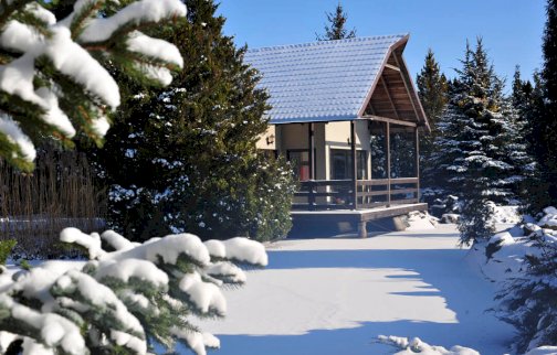 fot. www.farmaserock.pl/baza-noclegowa/. Na zdjęciu budynek mieszkalny w zimowej szacie