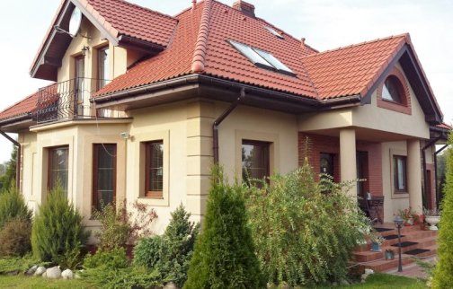 fot. www.magnolia-rooms.pl. Dom, pokoje gościnne Magnolia Rooms z zewnątrz, zielony ogród wokół domu