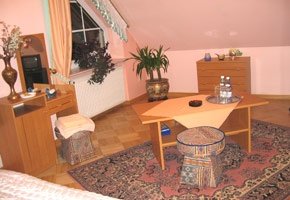 fot. www.pokojeuhaliny.pl/, Pokój ze stolikiem i pufą, przy ścianach szafki, lustro