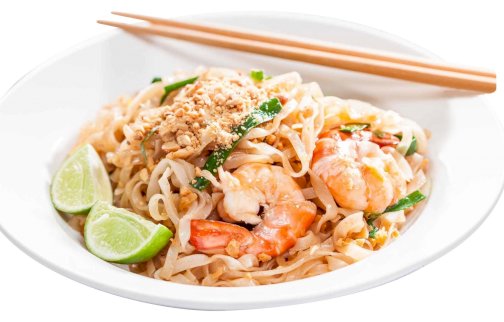 fot. facebook Silver Dragon, https://www.facebook.com/silverdragonplwww.facebook.com/silverdragonpl/photos/?ref=page_internal. Na zdjęciu makaron  z prażonymi orzeszkami, krewetkami, limonką pokrojoną na ćwiartki, drewniane pałeczki