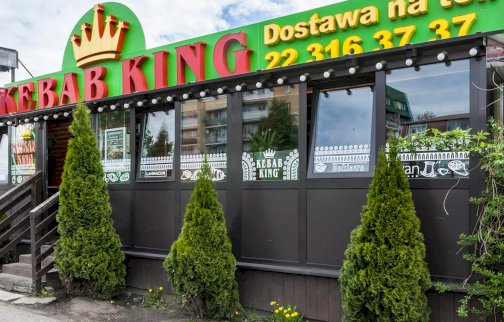 fot. kebabking.pl/galeria/. Na zdjęciu restauracja  KEBAB KING w Jabłonnie, logo, numer telefonu do dostawy dla klienta