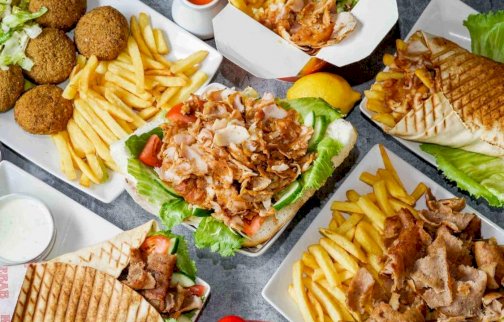 fot. facebook MEGA KEBAB Legionowo,  www.facebook.com/MEGA-KEBAB-Legionowo-896937593675379/?ref=page_internal. Na zdjęciu półmiski z daniami: kotlety z frytkami, siekane mięso z sałatą i ogórkiem, cienki  kebab w cieście z kurczakiem, siekane mięso z frytkami, czerwona papryka, sos