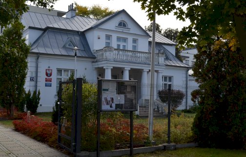 fot. Muzeum Historyczne w Legionowie, facebook www.facebook.com/MuzeumHistorycznewLegionowie. Na zdjęciu widok z zewnątrz na siedzibę główną Muzeum Historycznego w Legionowie przy ul. Adama Mickiewicza 23
