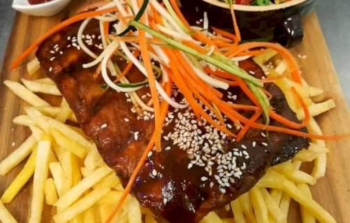 fot. facebook Restauracja Oaza, https://www.facebook.com/p/Restauracja-Oaza-100040816125168/?locale=pl_PL. Na zdjęciu żeberka z frytkami, sałatka