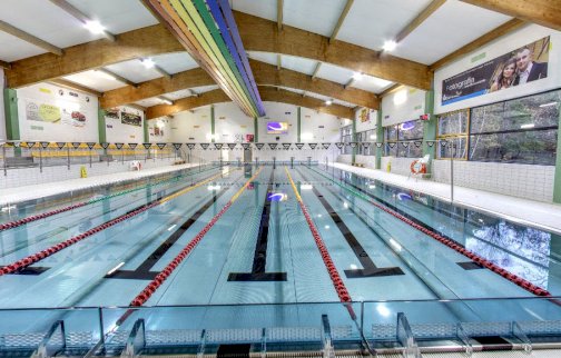 fot. www.cr.nieporet.pl. Na zdjęciu pływalnia Aquapark Fala w Stanisławowie Pierwszym z torami do pływania