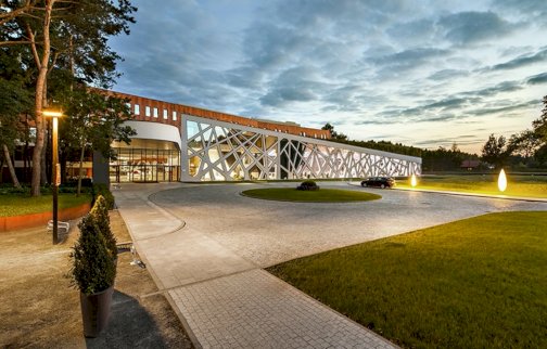 fot. www.hotelnarvil.pl/galeria. Na zdjęciu widok z zewnątrz na Hotel Narvil Conference & Spa w Serocku