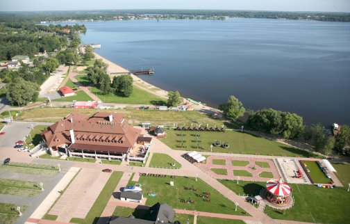 fot. www.restauracjaparasol.pl. Na zdjęciu Restauracja Parasol przy dzikiej plaży w Nieporęcie. Po lewej stronie parking. W tle molo w Nieporęcie