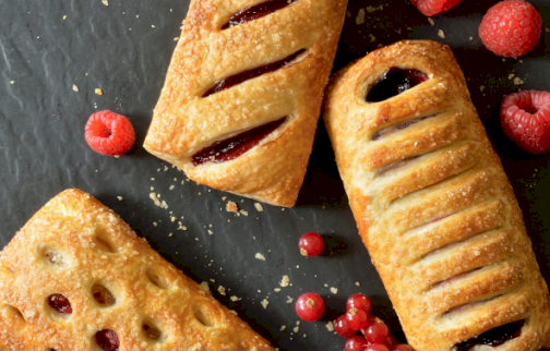 fot. www.oskroba.pl/produkty/produkty-mrozone. Na zdjęciu ciastka francuskie z nadzieniem owocowym, napis w rogu na górze PASTRIES ciastka, porzeczki czerwone, maliny